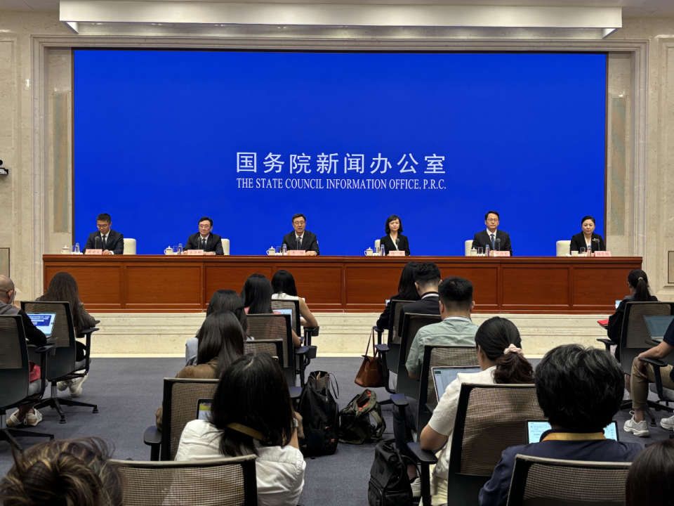 国务院新闻, 的提升直接, 从专业竞技